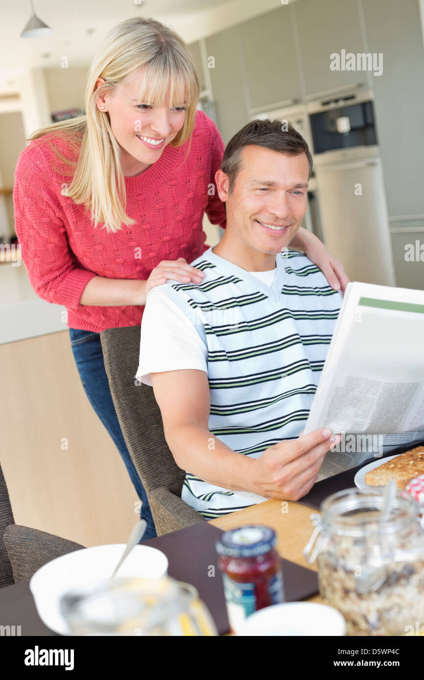 Paar lesen Zeitung beim Frühstück Stockfoto
