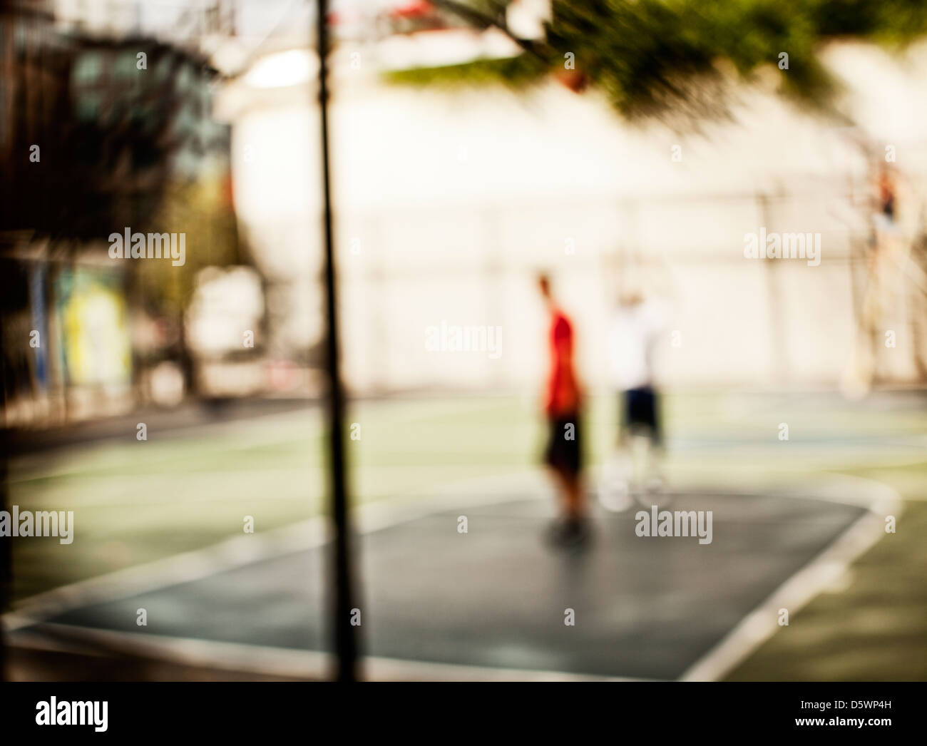 Verschwommene Sicht der Männer auf Basketballplatz Stockfoto