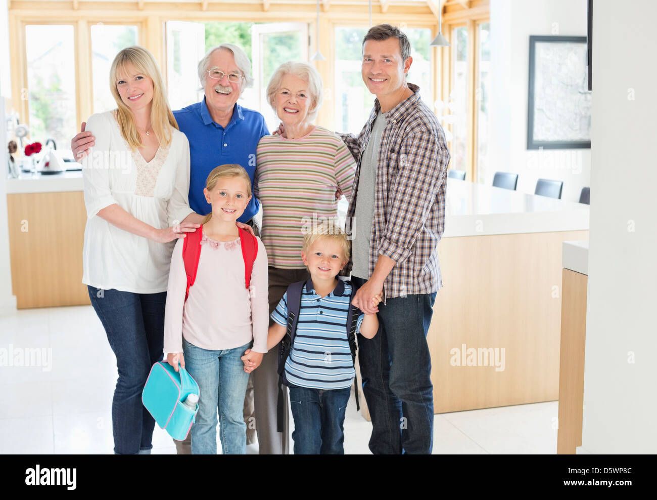 Familie lächelnd zusammen in der Küche Stockfoto