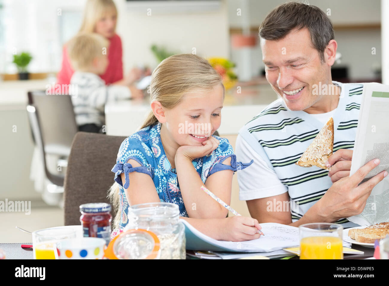 Vater und Tochter beim Frühstück Stockfoto