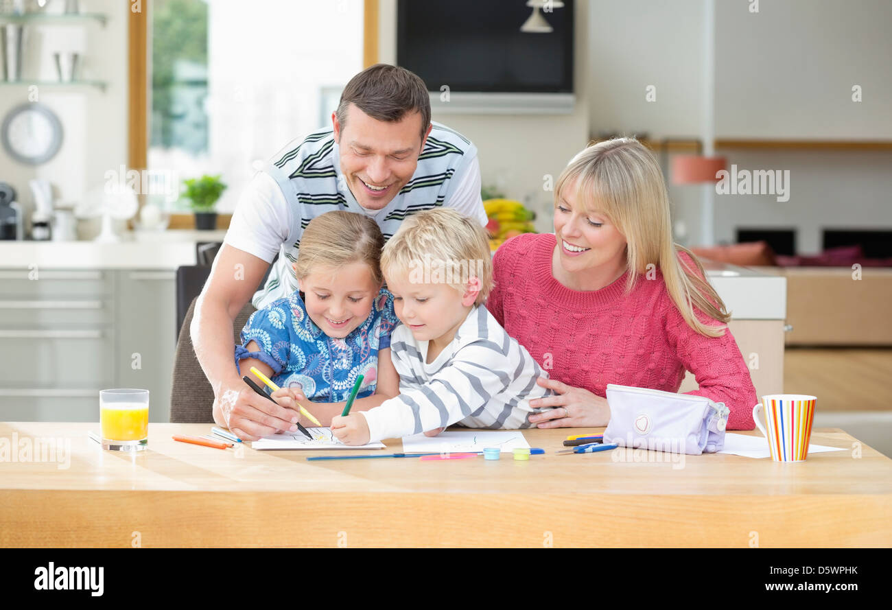 Familie zusammen am Tisch Färbung Stockfoto