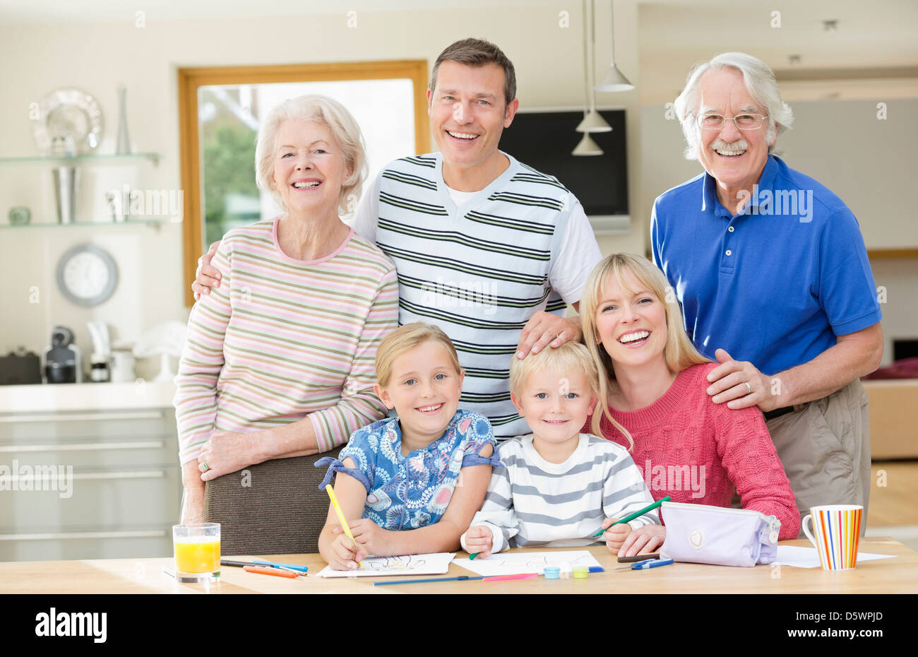 Familie lächelnd zusammen in der Küche Stockfoto