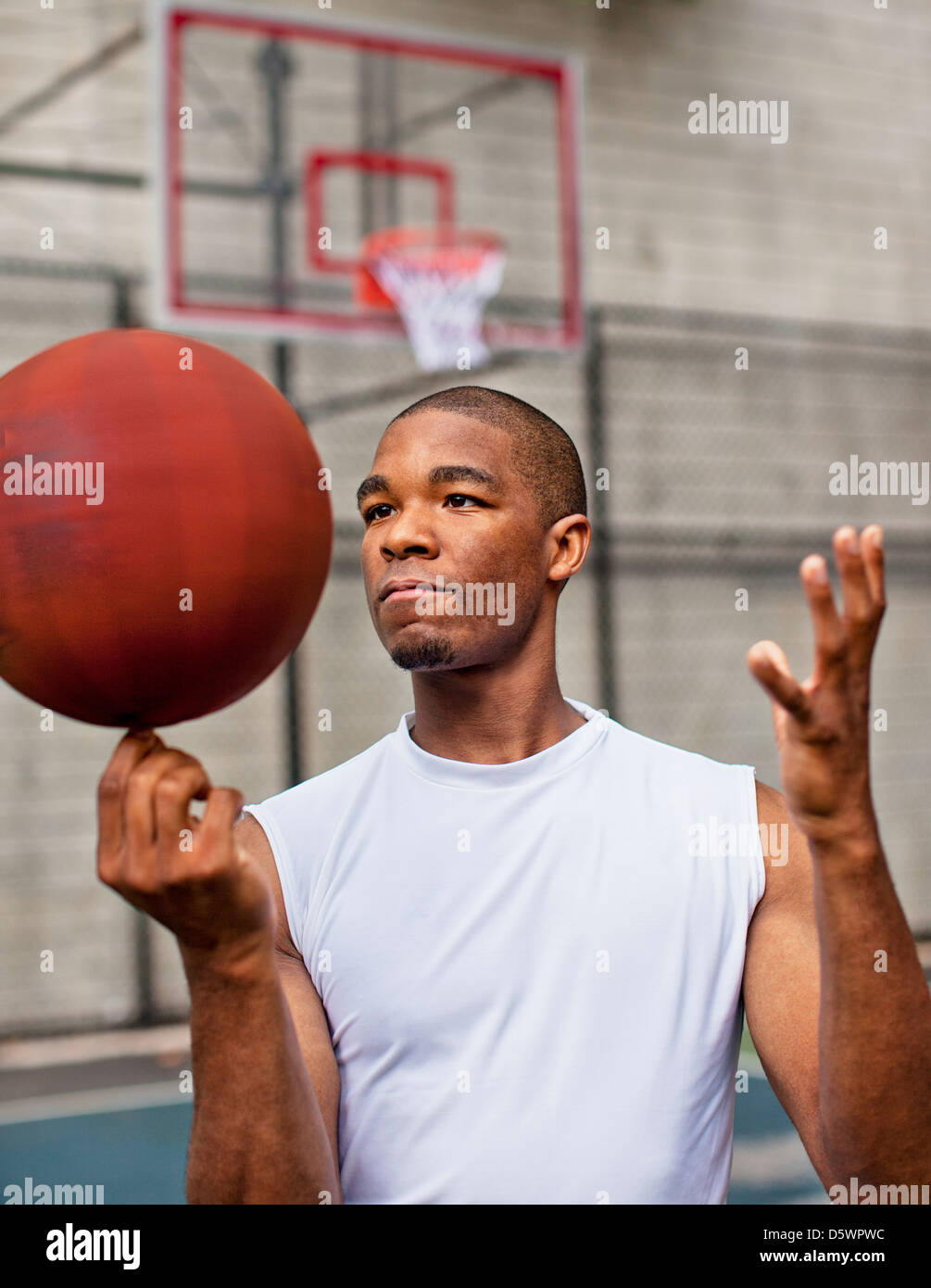 Mann-Spinnen-Basketball am finger Stockfoto