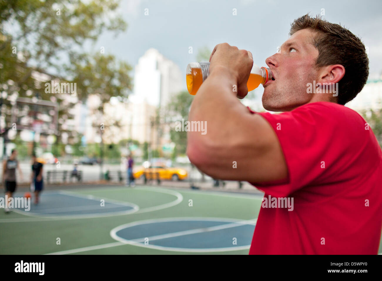 Mann mit Getränk Sportplatz Stockfoto