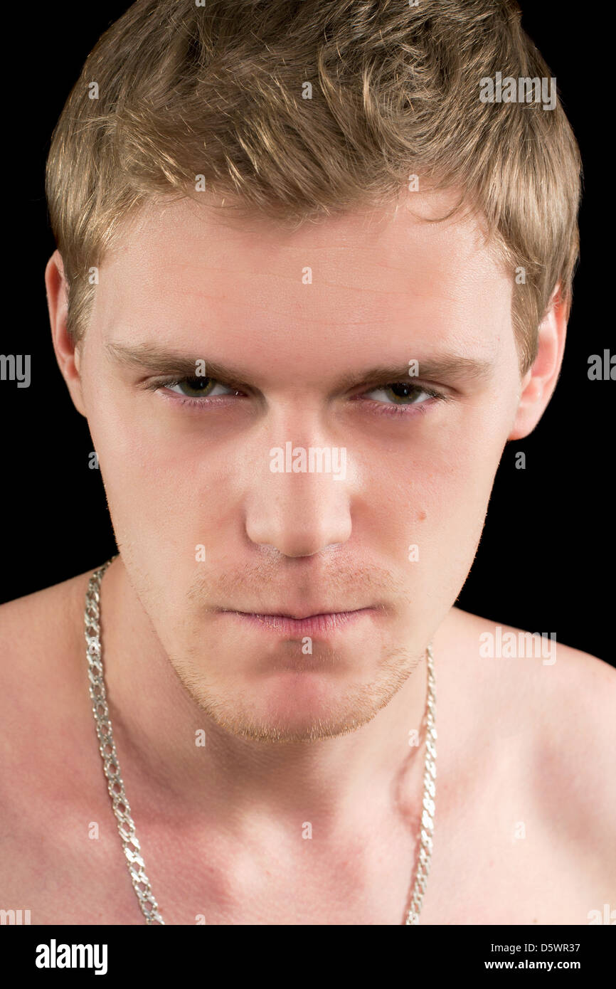 verdächtige junge Mann Stockfoto