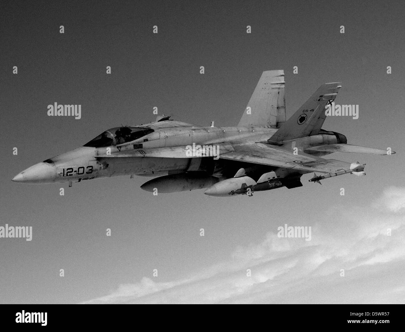 Eine spanische Luftwaffe McDonnell Douglas EF-18A Hornet aus Ala 12 (Geschwader 12) auf der Torrejon Air Base. Die EF-18A ist eine aufgerüstete Version des F/A-18 Hornet, der in verschiedenen Funktionen wie Luftverteidigung und Bodenangriff eingesetzt wird. Stockfoto