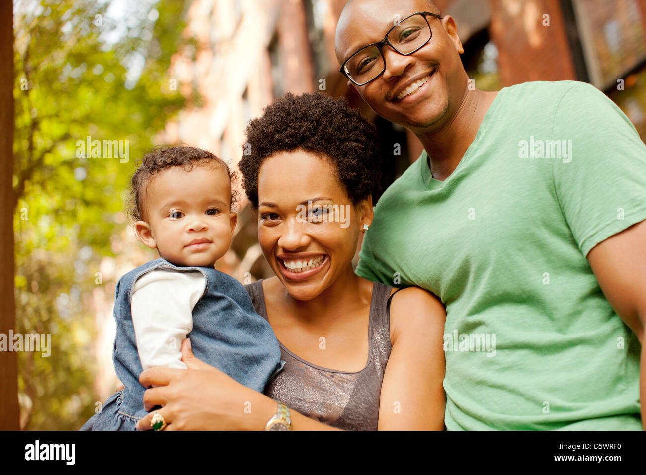 Lächelnde Familie stehen im freien Stockfoto