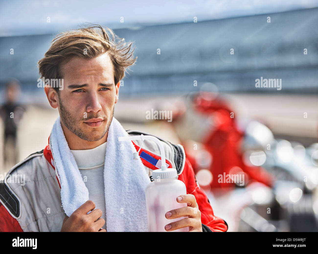 Racer mit Handtuch auf dem richtigen Weg Stockfoto