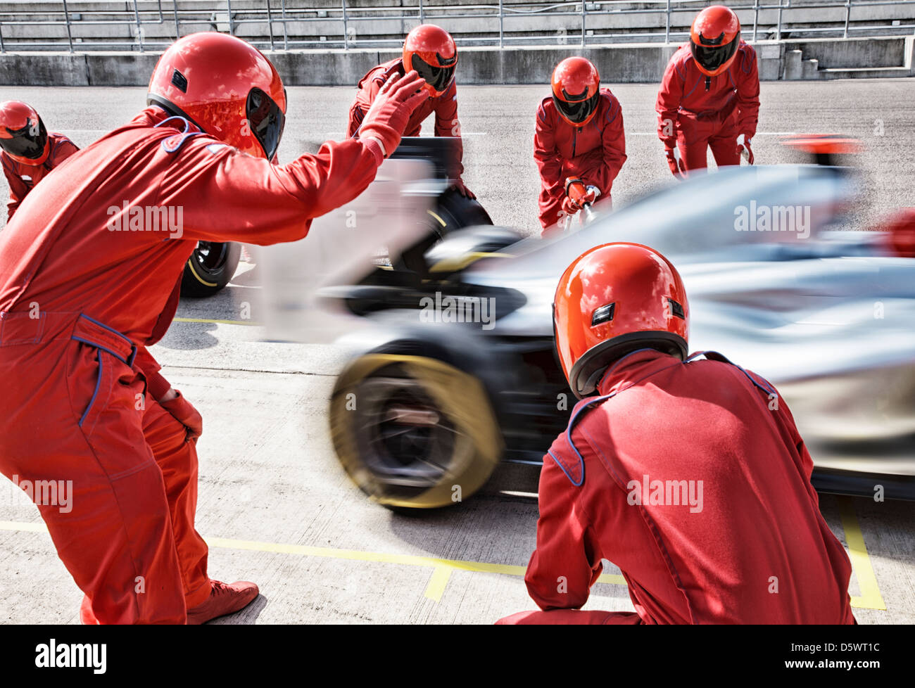 Racing Team arbeitet beim Boxenstopp Stockfoto