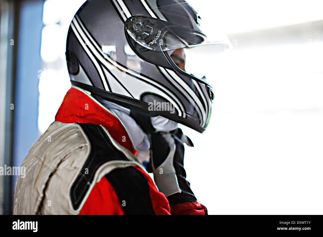 Racer binden für Helm in garage Stockfoto