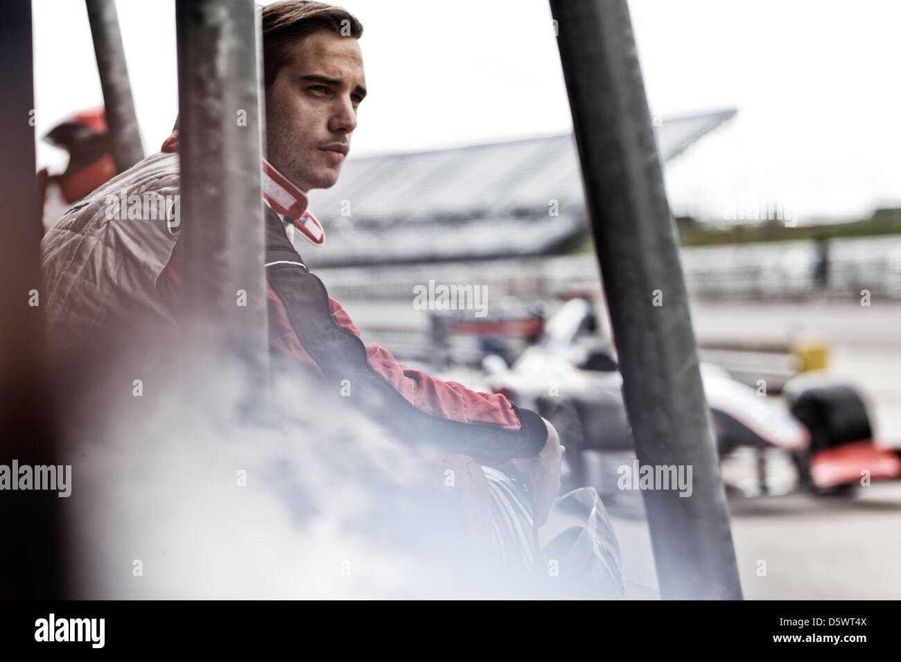 Racer stehen am Rande auf dem richtigen Weg Stockfoto