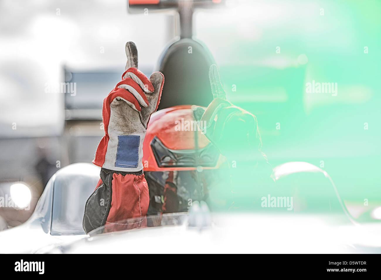 Racer gestikulieren im Auto Stockfoto