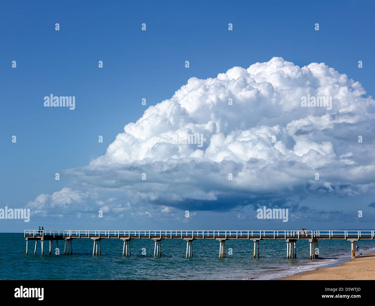 Gewitterwolken über die Coral Sea in Hervey Bay bilden. Torquay Pier im Vordergrund. Stockfoto