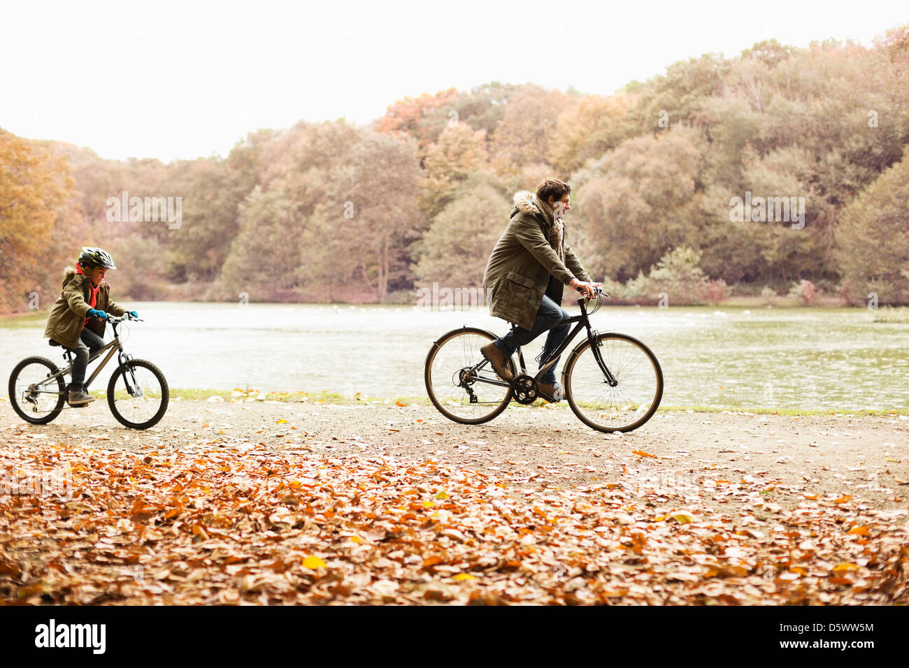 Vater und Sohn Fahrrad im park Stockfoto