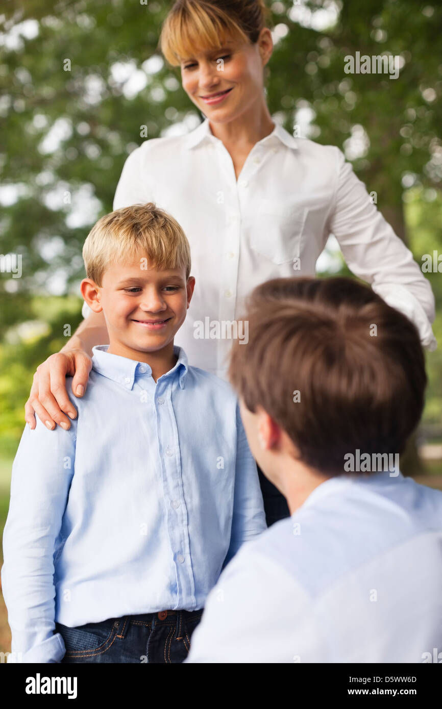 Mutter, Vater und Sohn sprechen im park Stockfoto