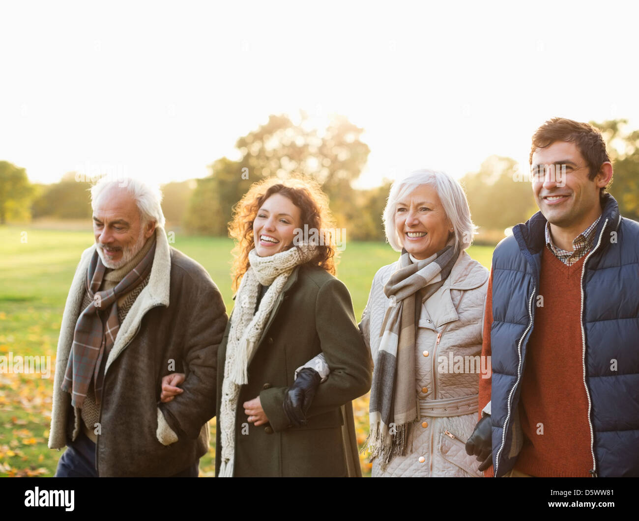 Familie zusammen im Park spazieren Stockfoto