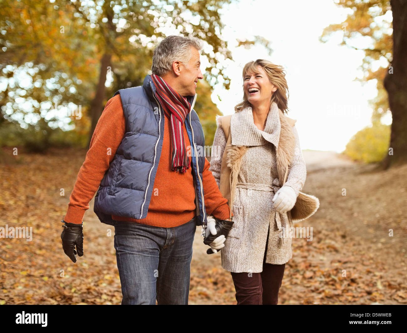 Älteres Ehepaar zusammen im Park spazieren Stockfoto