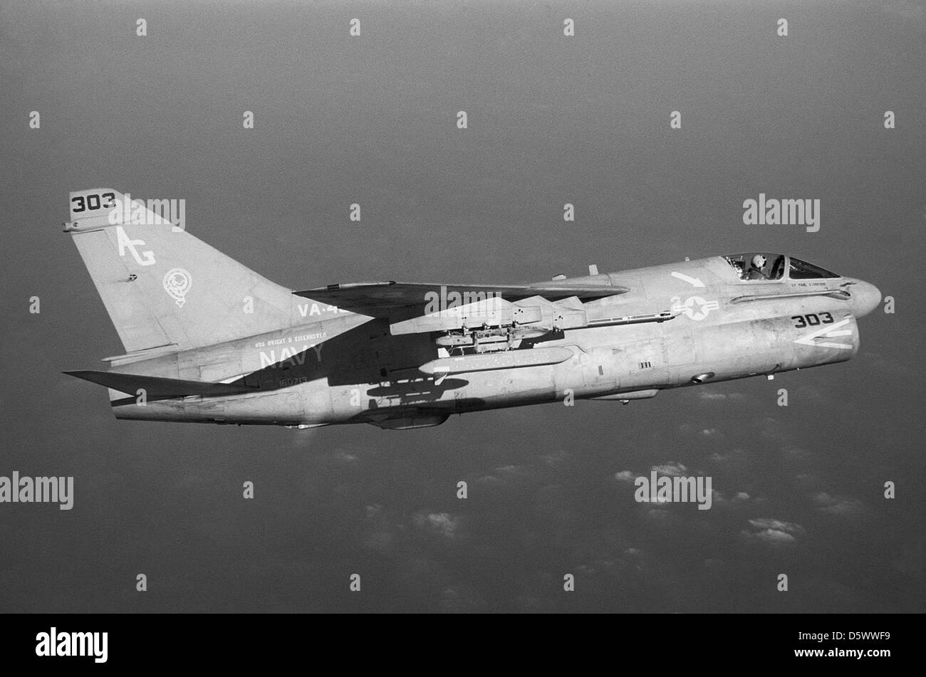 Ein Luft-zu-Luft, rechts eine A-7E Corsair Flugzeuge von Attack Squadron 46 (VA-46) an Bord des Atom-Flugzeugträger USS Dwight D. Eisenhower (CVN 69). Stockfoto