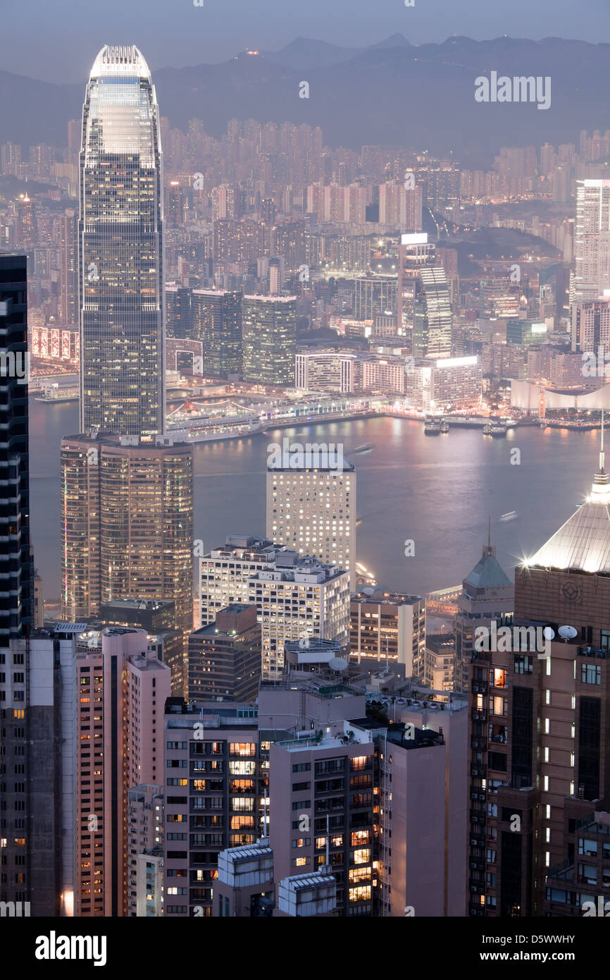 Hongkong downtown bei Nachtbeleuchtung. Stockfoto