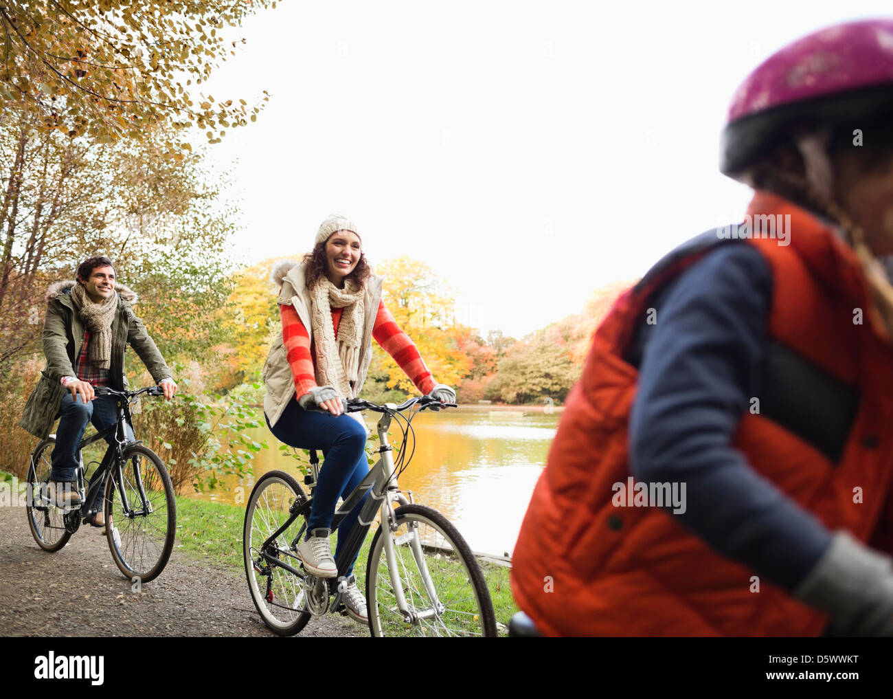 Familie Fahrrad zusammen im park Stockfoto