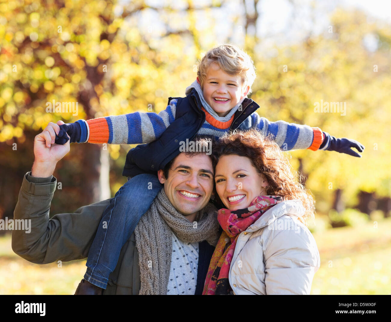 Familie lächelnd zusammen im park Stockfoto