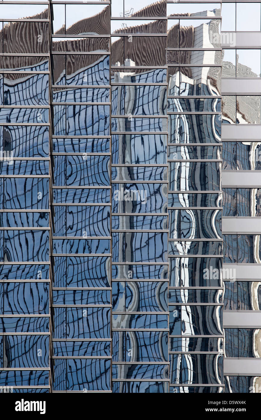 Reflexionen im Glas-Metall-Fassade des Hochhauses in der Innenstadt von Hongkong. Stockfoto
