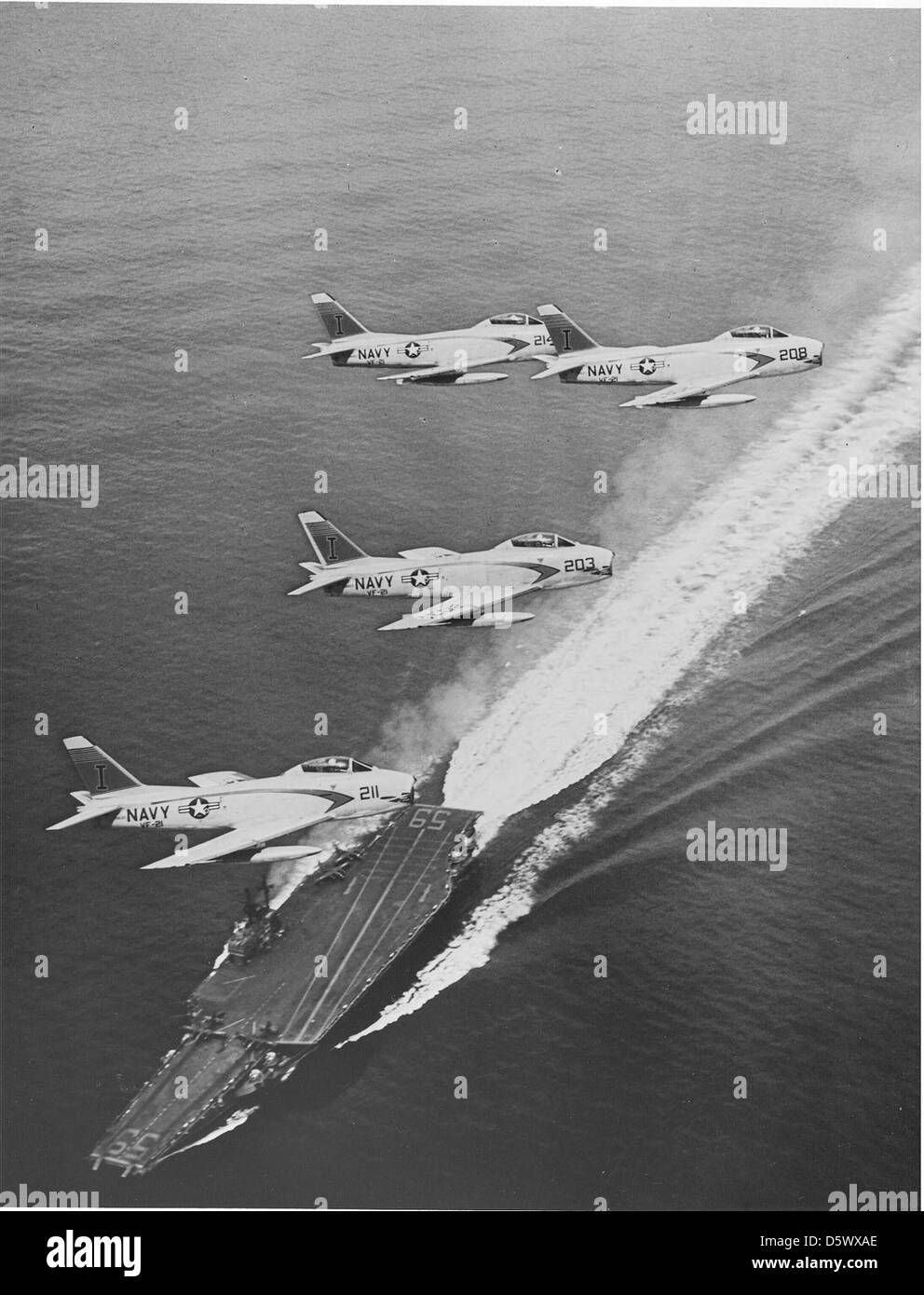 North American FJ-3 (F - 1C) "Furys" von VF-21, ATG-181, über die USS FORRESTAL (CVA-59) im Atlantischen Ozean, 1956. Stockfoto