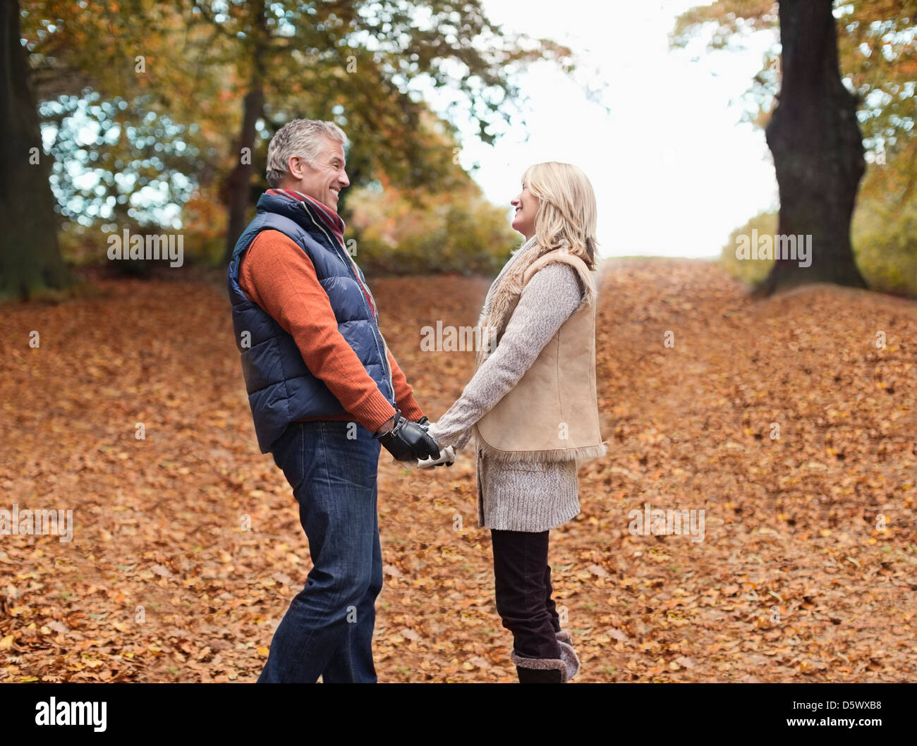 Älteres Paar halten Hände im park Stockfoto