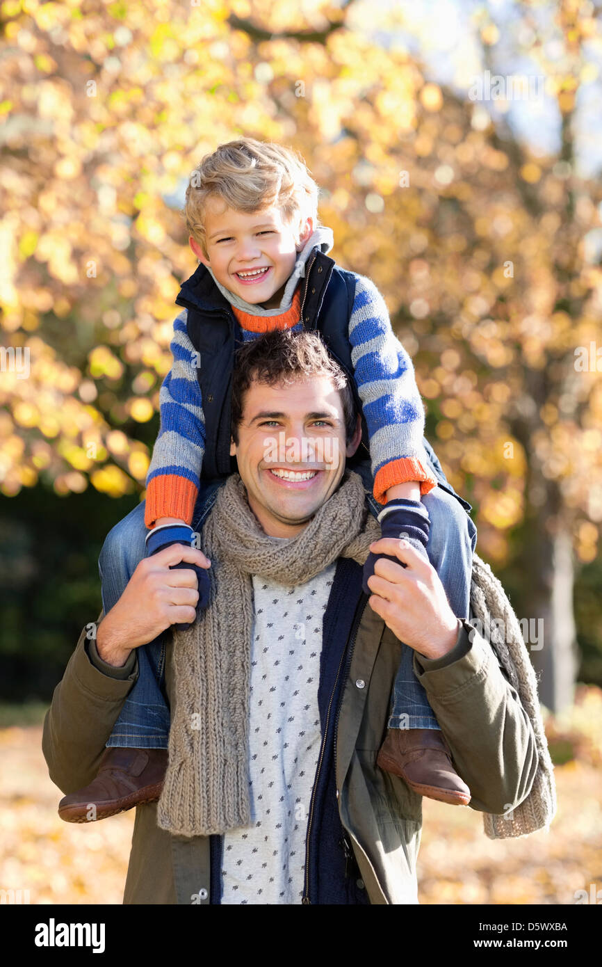 Mann mit Sohn auf Schultern im park Stockfoto
