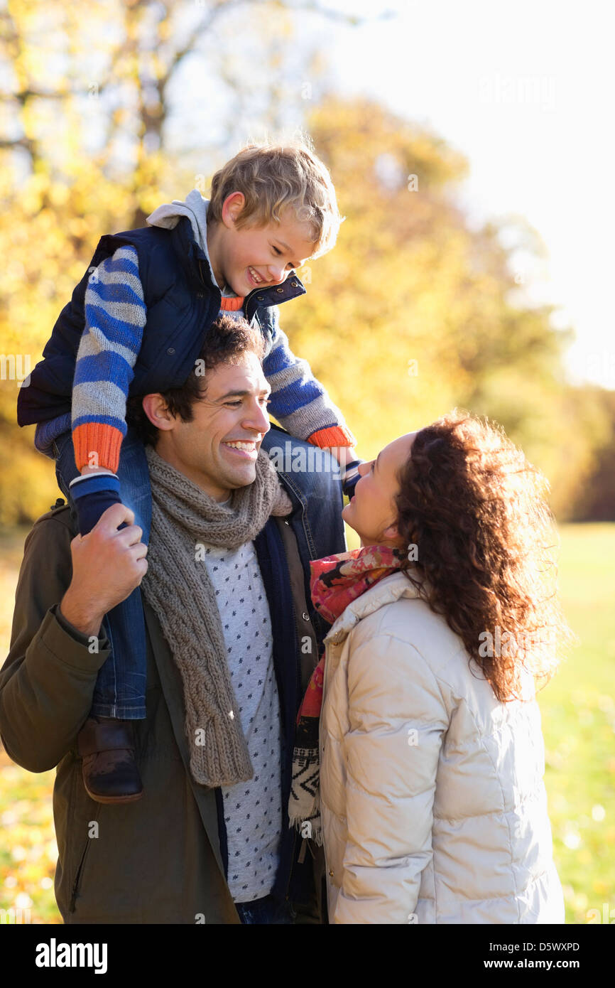 Familie lächelnd zusammen im park Stockfoto