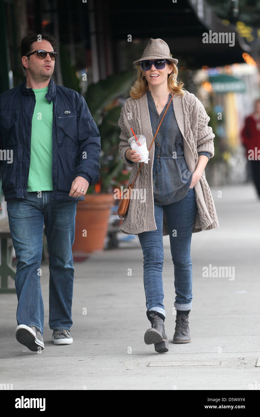 Elizabeth Banks Und Ihr Ehemann Max Handelman Abholung Kaffee In West Hollywood Los Angeles Kalifornien 07 02 12 Stockfotografie Alamy