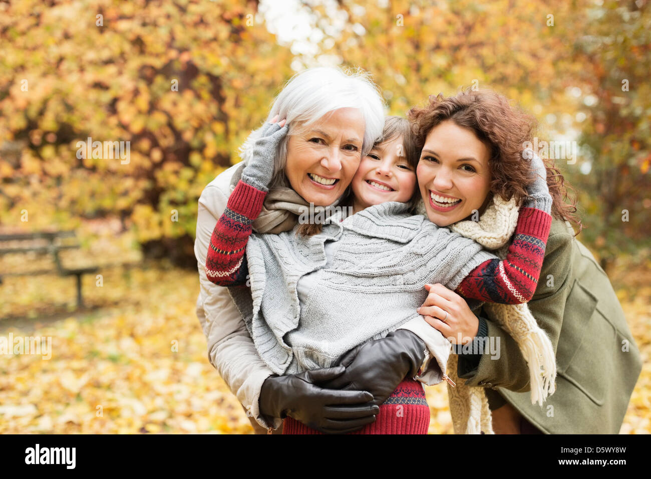 Drei Generationen von Frauen Lächeln im park Stockfoto