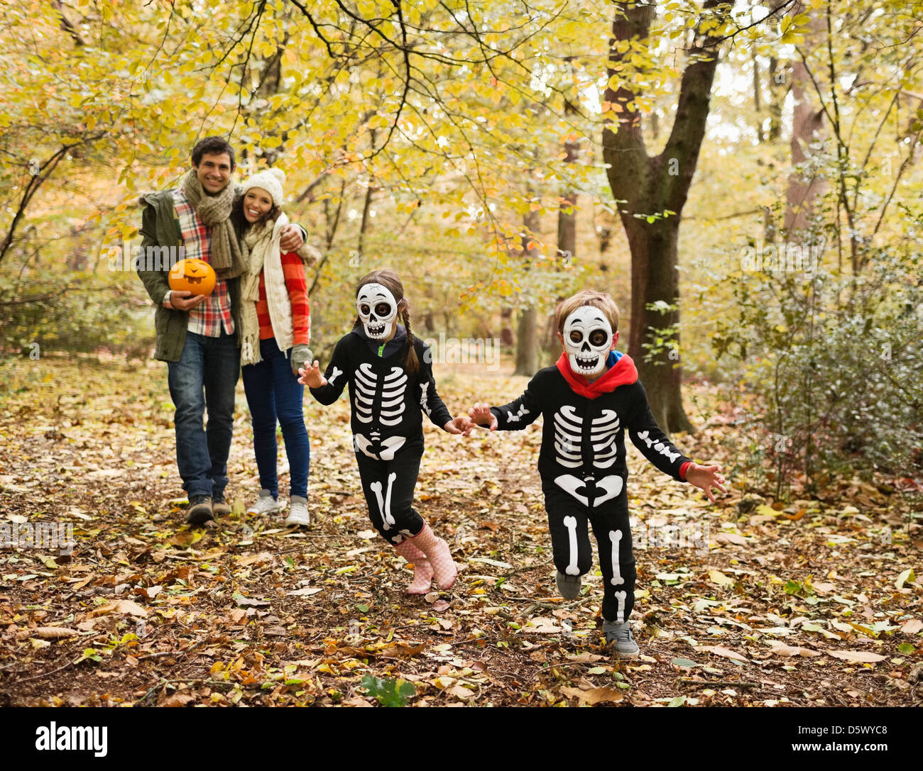 Kinder im Skelett Kostüme spielen im park Stockfoto