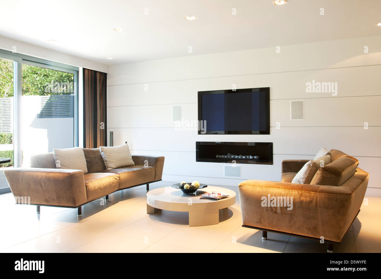 Sofas und Fernseher in modernen Wohnzimmern Stockfoto