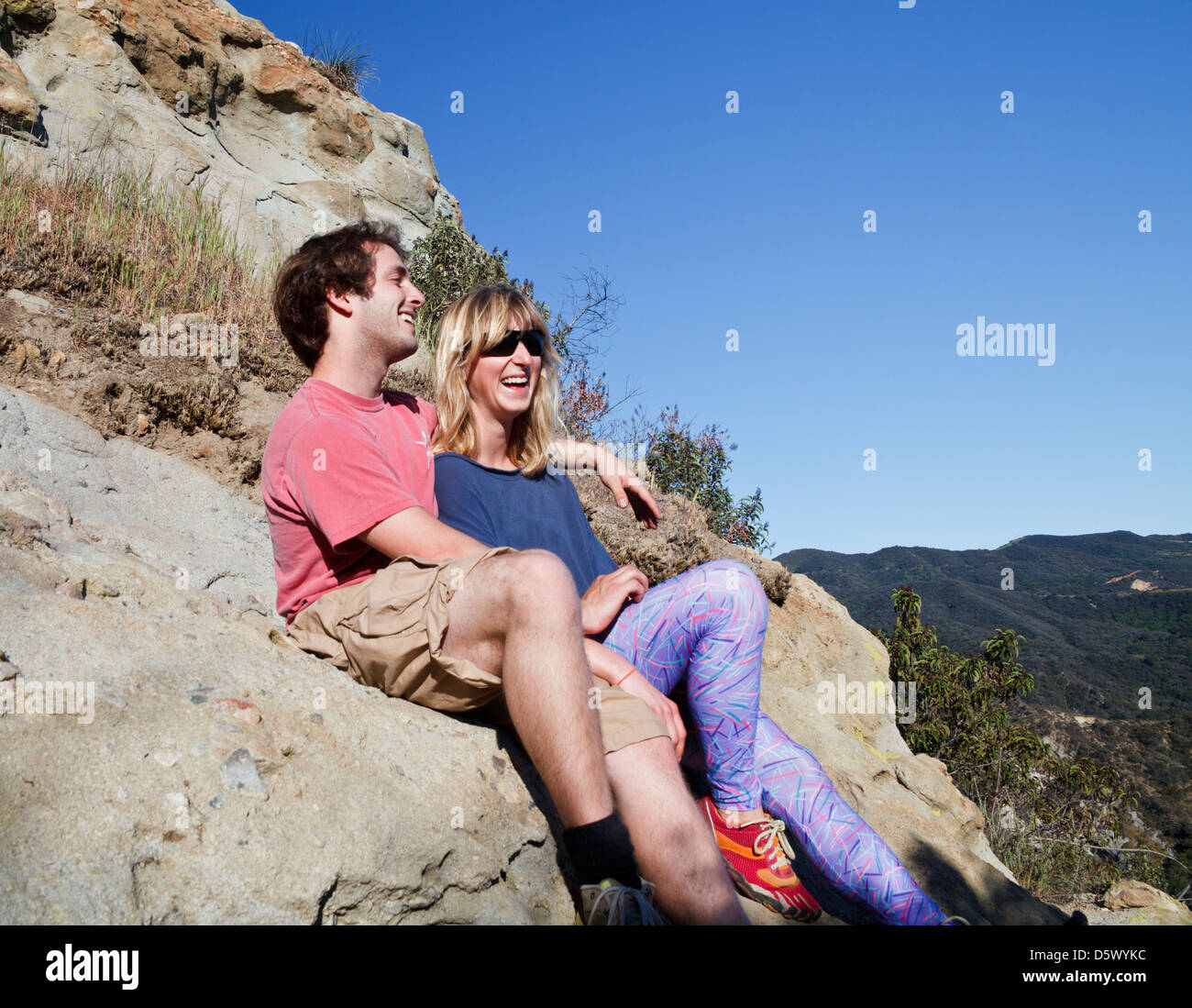 Paar erholsame entlang des Santa Ynez Trail im Topanga State Park in Süd-Kalifornien Stockfoto