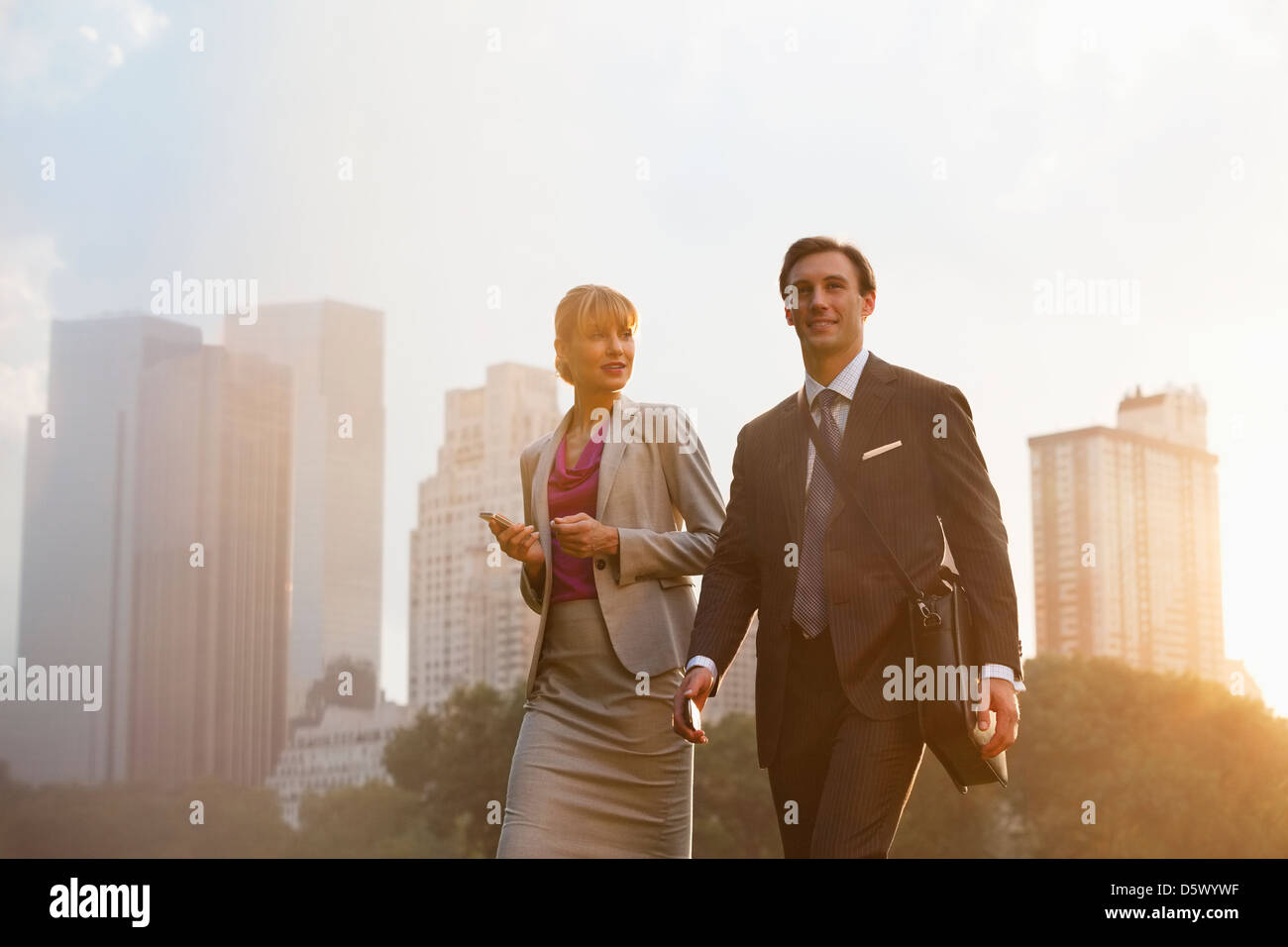 Business-Leute laufen im Stadtpark Stockfoto