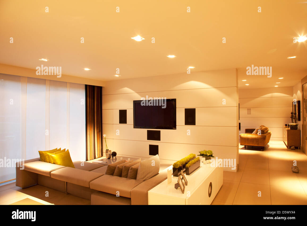 Sofa und Fernseher in modernen Wohnzimmern Stockfoto