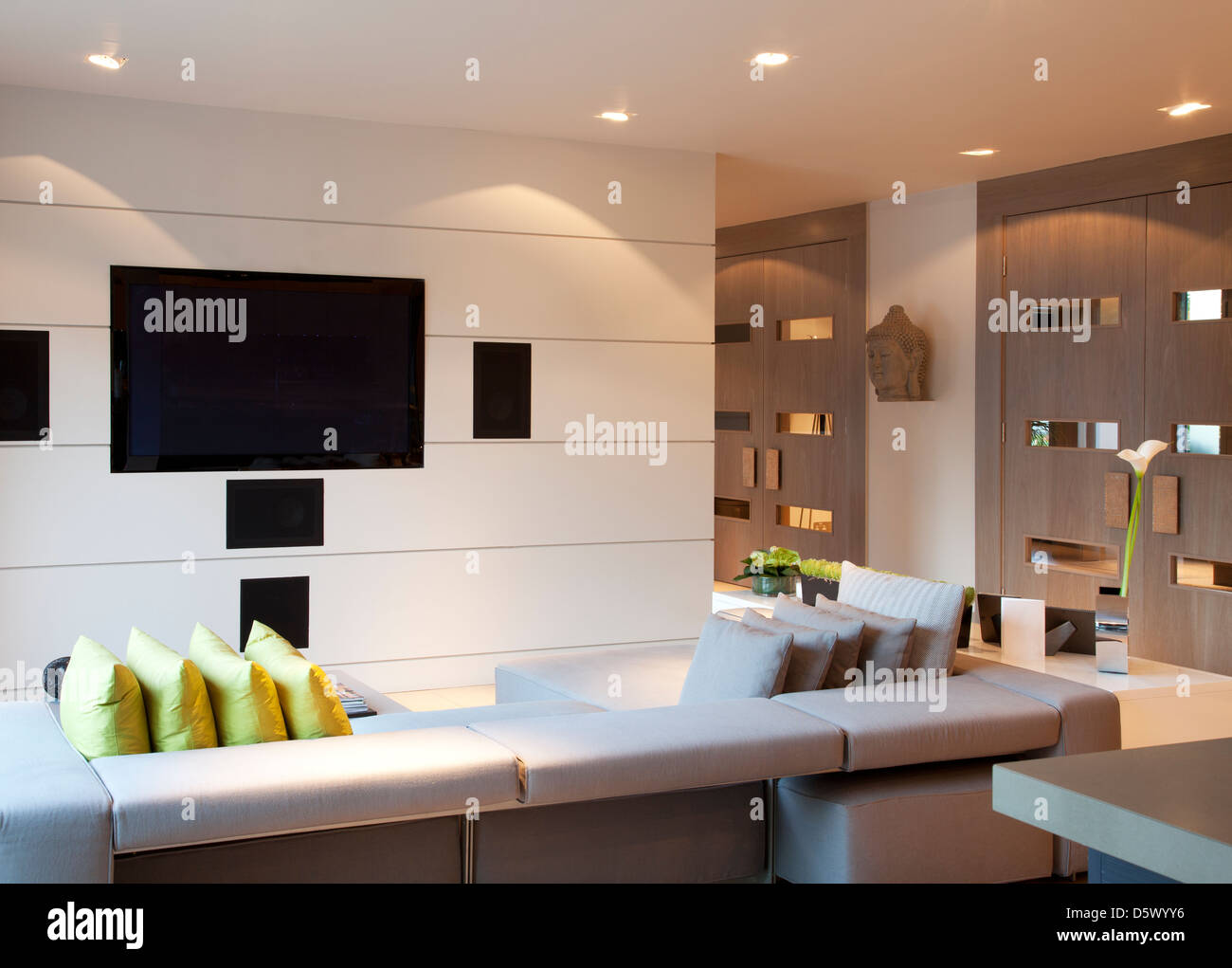Sofa und Fernseher in modernen Wohnzimmern Stockfoto
