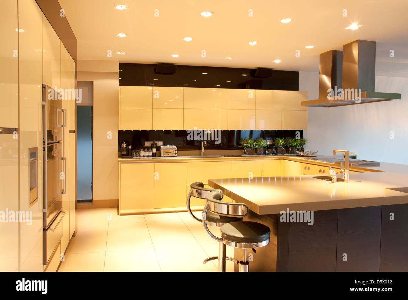 Zähler und Beleuchtung in moderne Küche Stockfoto