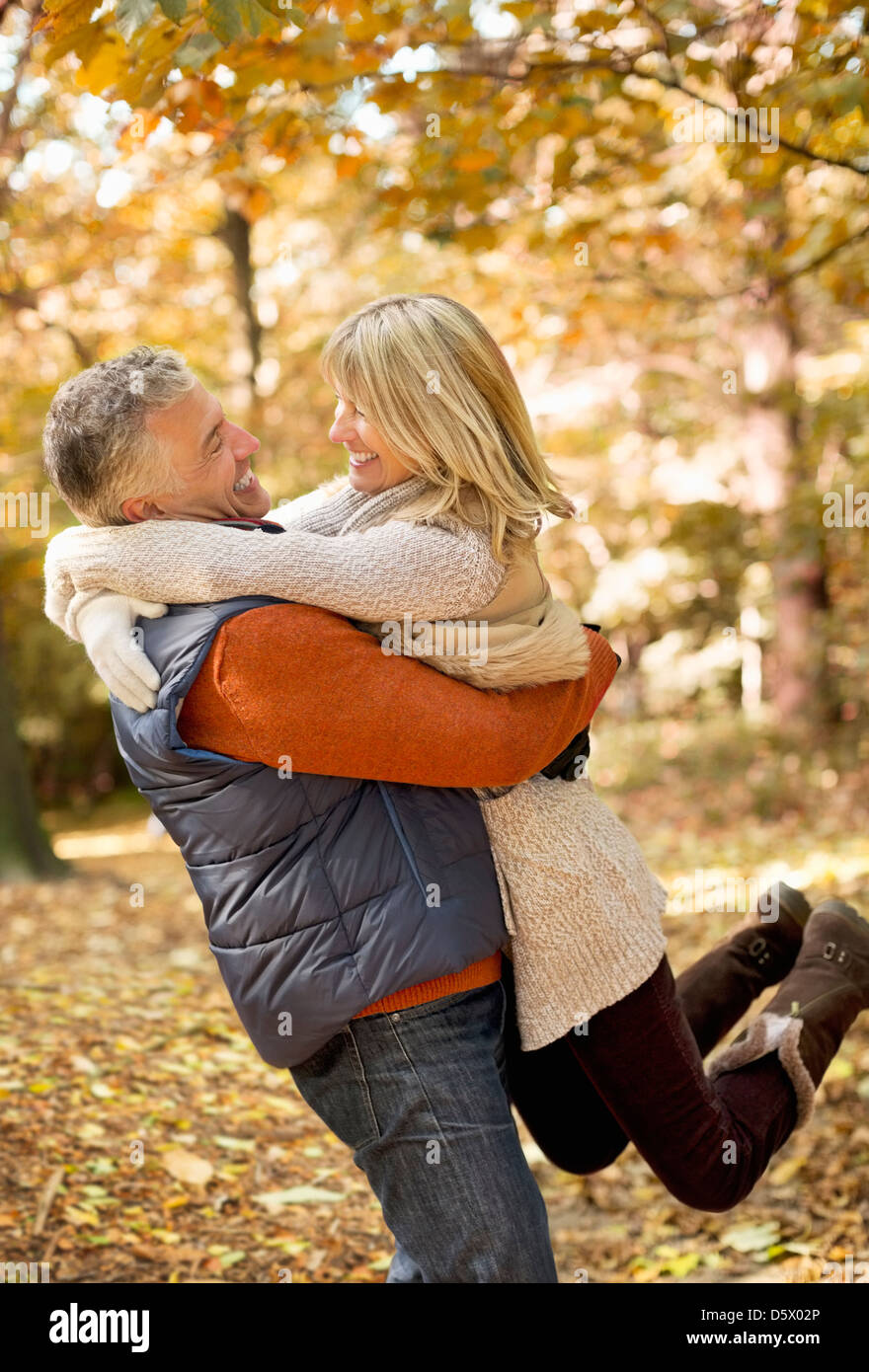 Älteres Ehepaar im Park umarmt Stockfoto
