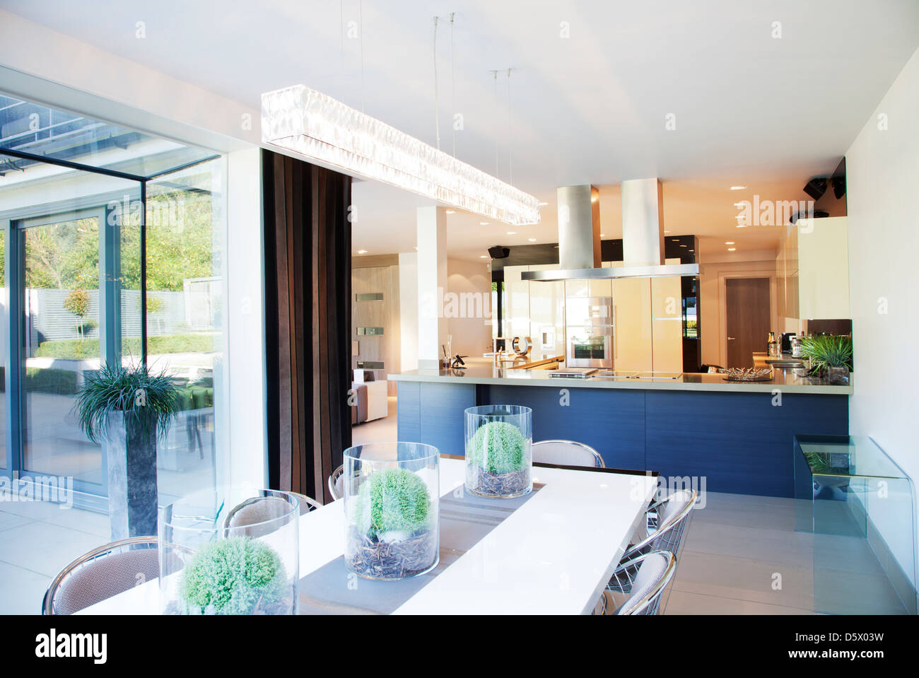 Esszimmer und Küche im modernen Haus Stockfoto