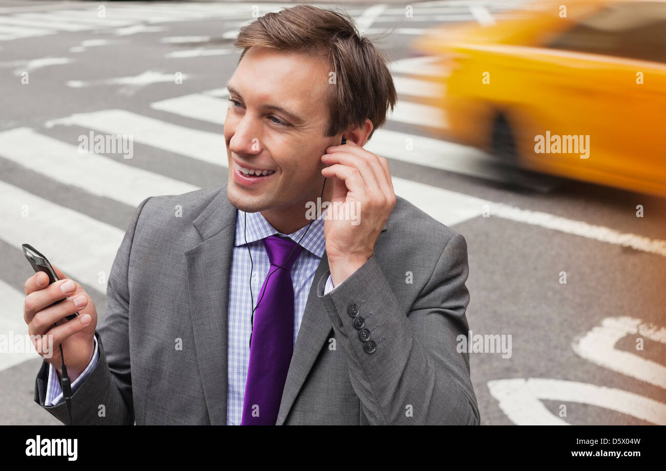 Geschäftsmann, reden über Handy auf Stadt Straße Stockfoto