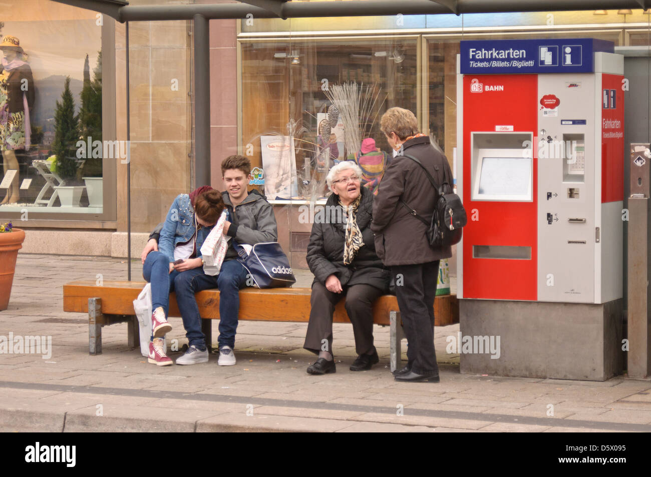 Alter fahrkartenautomat -Fotos und -Bildmaterial in hoher Auflösung – Alamy