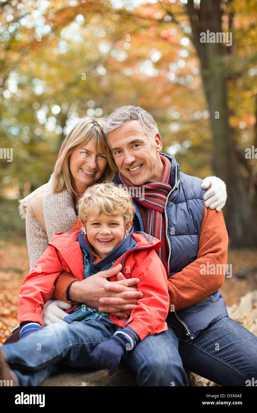 Junge lächelnd mit Großeltern im park Stockfoto