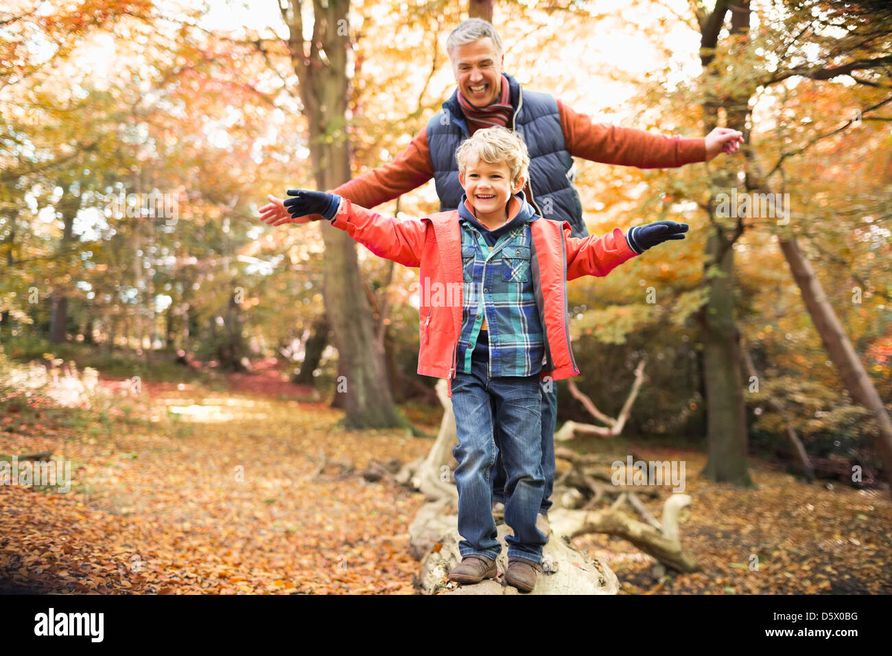 Mann und Enkel spielen im park Stockfoto