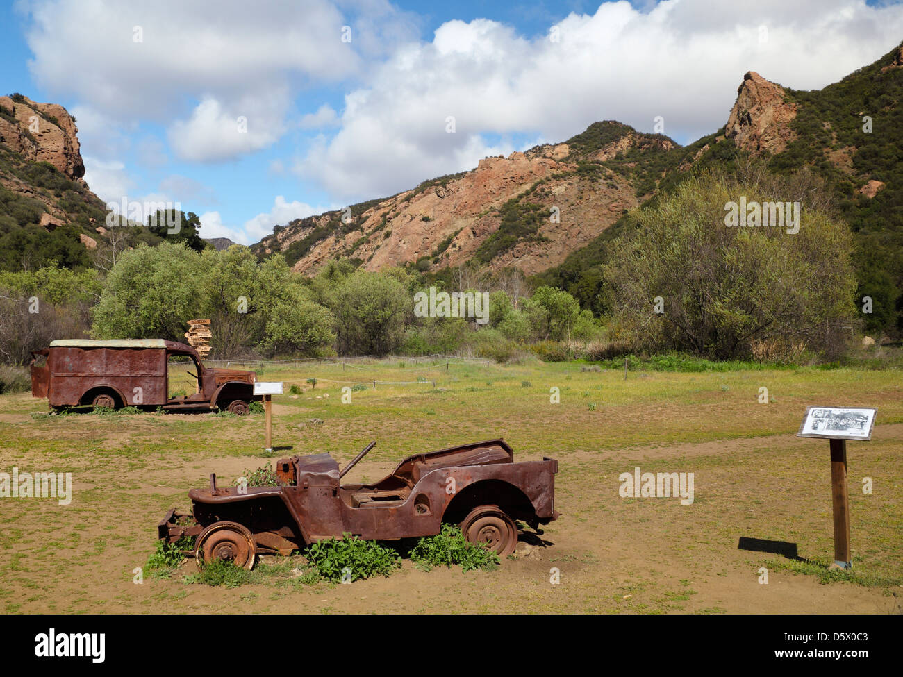 Interpretierende Zeichen und historische Fahrzeuge auf dem Gelände im Malibu Creek State Park wo die Fernsehserie M * A * S * H wurde gefilmt Stockfoto