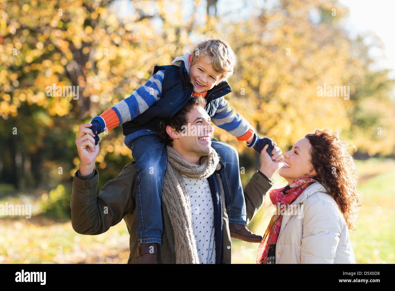 Kaukasische Familie Wandern im park Stockfoto