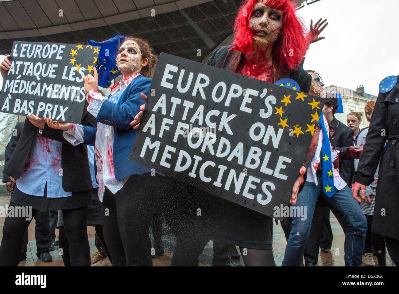 Brüssel, Belgien Aktivisten aus verschiedenen europäischen Ländern und Parlamentariern veranstalteten eine Flash-Mob-Demonstration vor dem europäischen Par-liament, in der sie die Aufgabe von Bestimmungen forderten, die angeblich den fairen Zugang zu Medikamenten gefährden. Während die Europäische Kommission den Druck auf in-DIA erhöht und sie dazu veranlasst, so bald wie möglich ein Freihandelsabkommen zu unterzeichnen, das Protestzeichen in Kostümen hält, internationale Politik Stockfoto