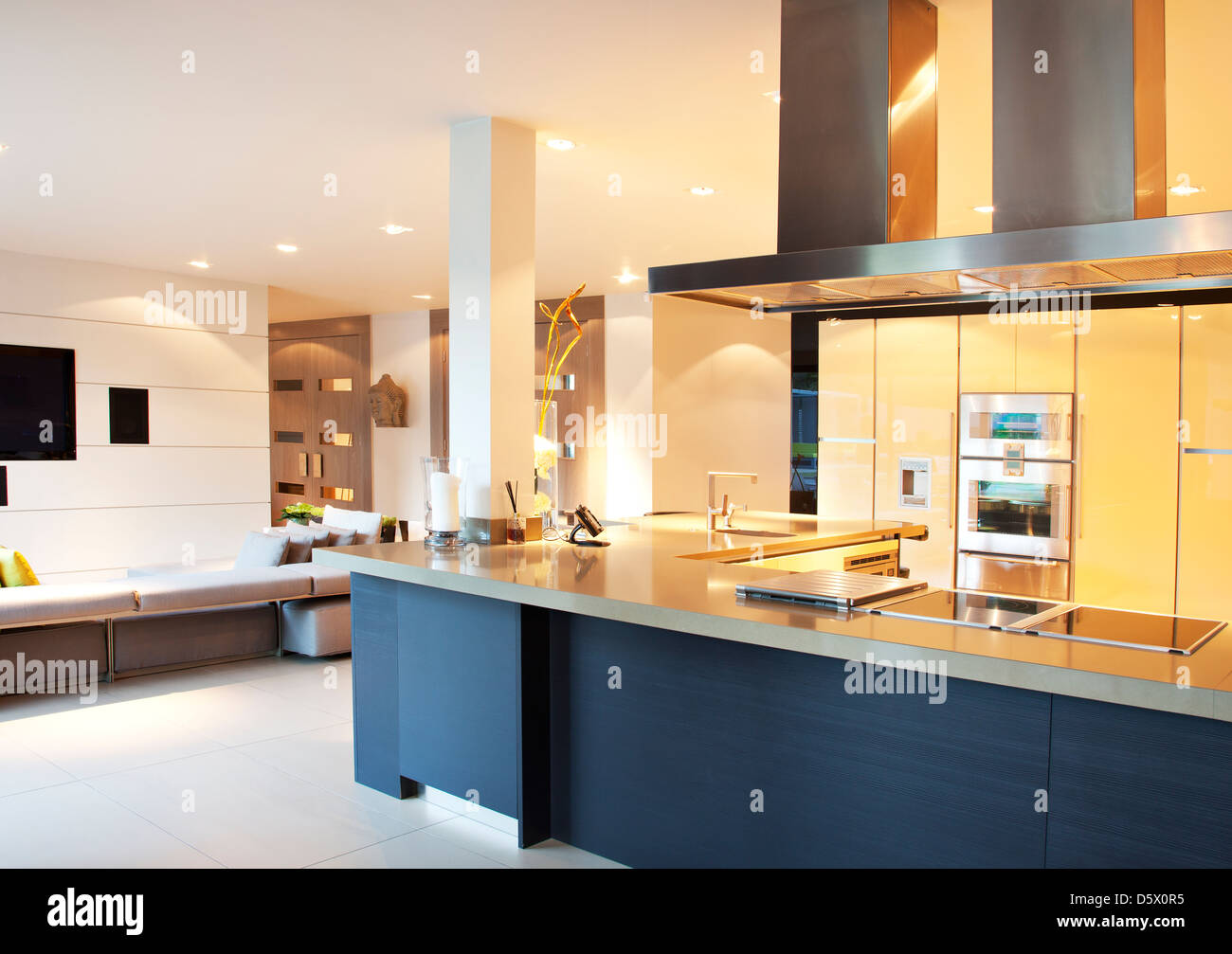 Küche und Wohnzimmer im modernen Haus Stockfoto