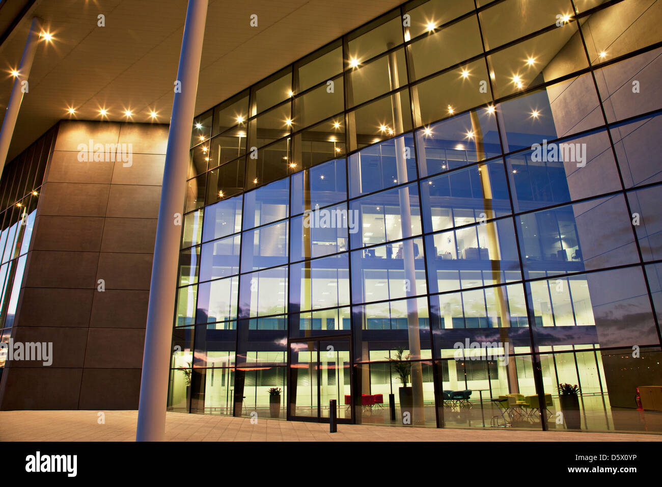 Glaswände des modernen Gebäudes Stockfoto